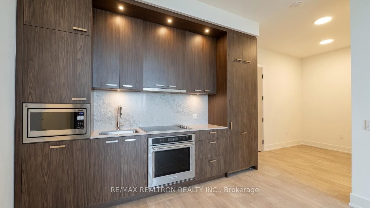 Property Photo:  858 Dupont Street Ph 35  ON M6G 0C1 