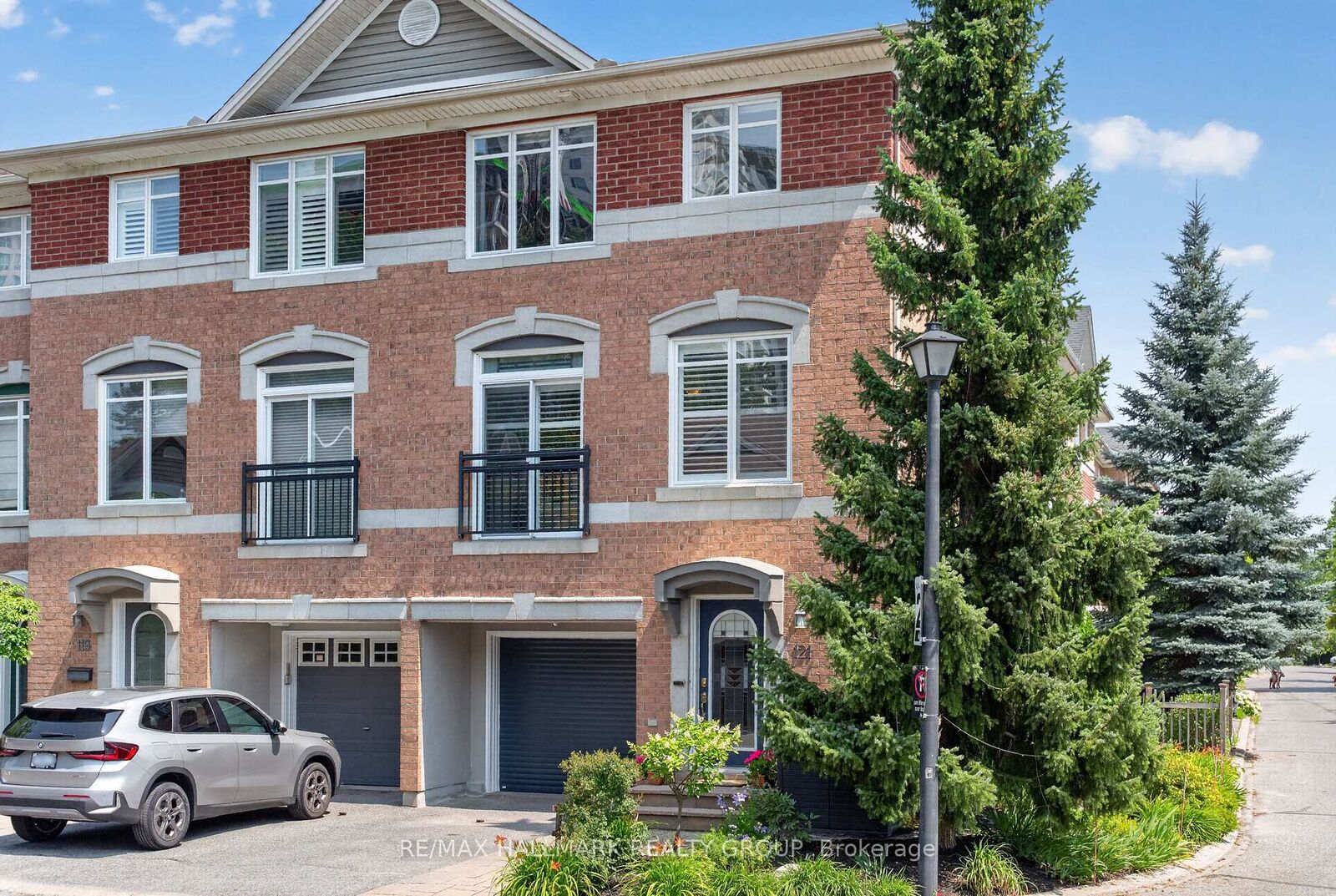 Property Photo:  121 West Village Private  ON K1Z 1C9 