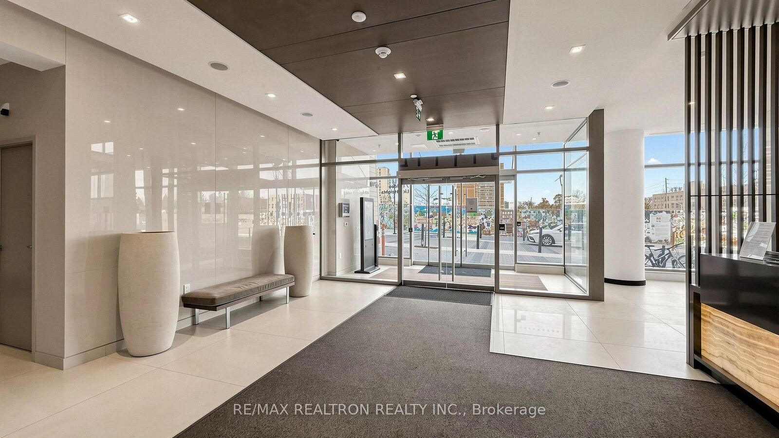 Property Photo:  7 Golden Lion Heights N1105  ON M2M 0C3 