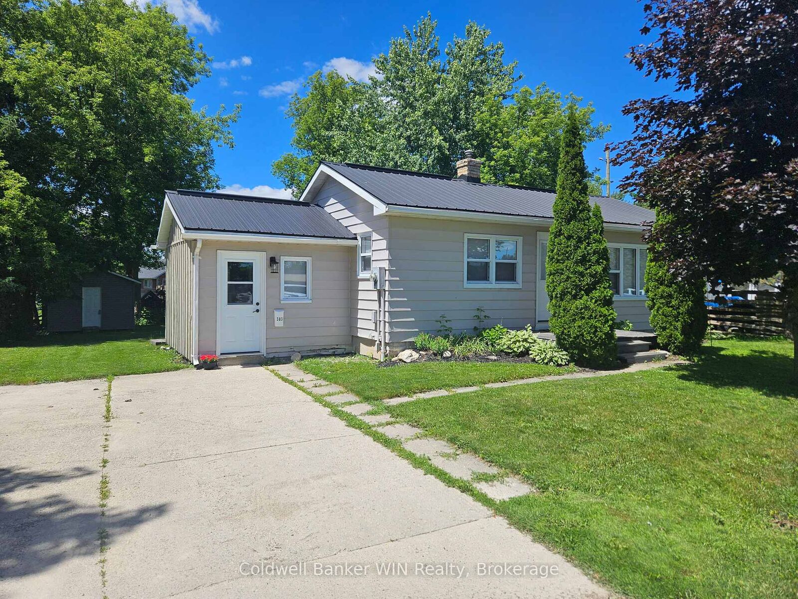 Property Photo: 383 Wellington Street E ON N0G 2L2