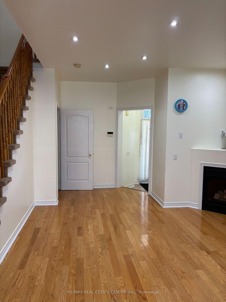 Property Photo: 799 Ledbury Crescent ON L5V 2P9