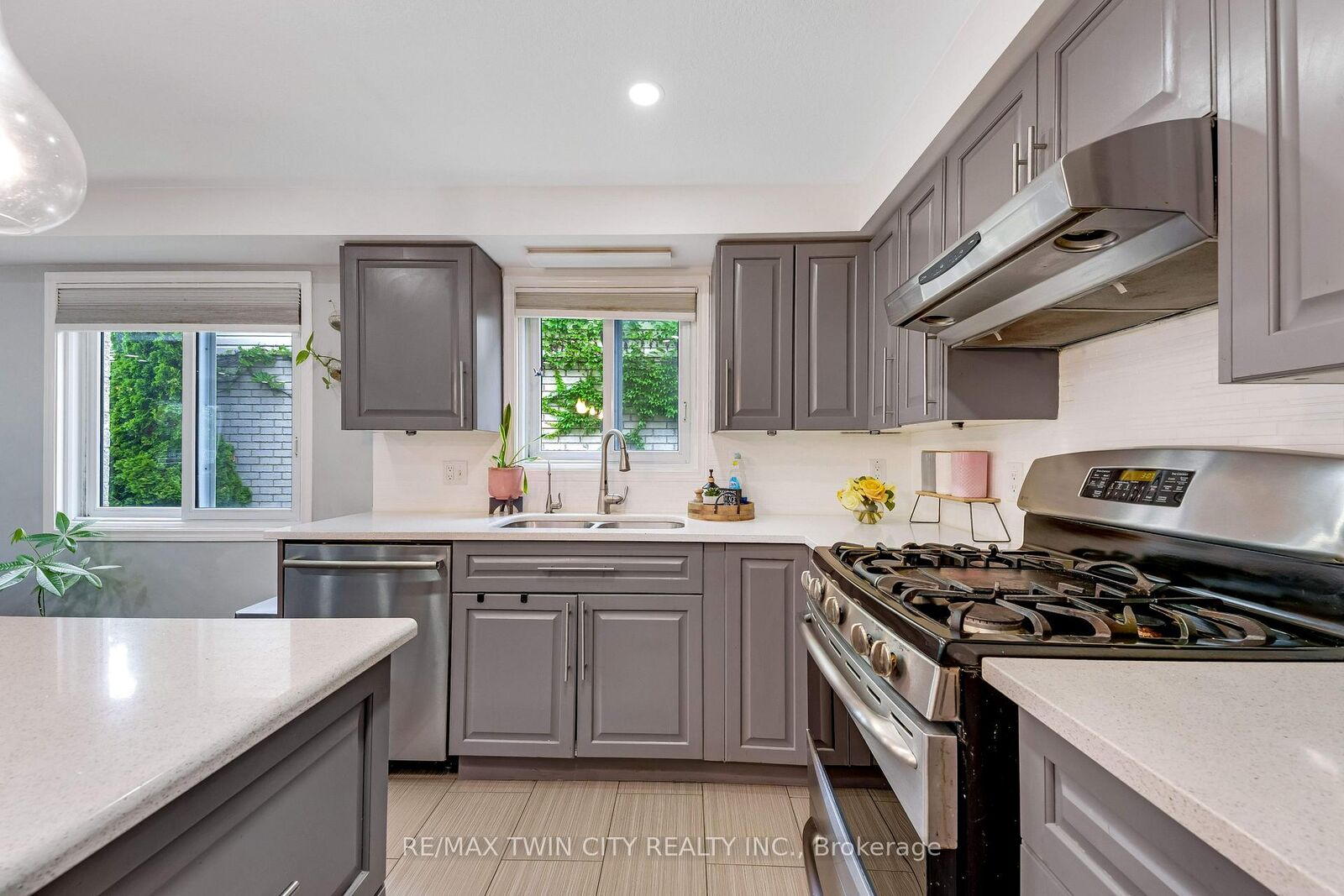 Property Photo:  925 Copper Leaf Crescent  ON N2E 3W1 