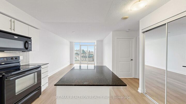 Property Photo:  330 Burnhamthorpe Road W 906  ON L5B 0E1 