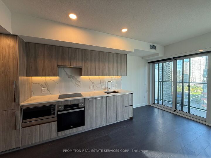 Property Photo:  3 Concord Cityplace Way 1715  ON M5V 0X4 
