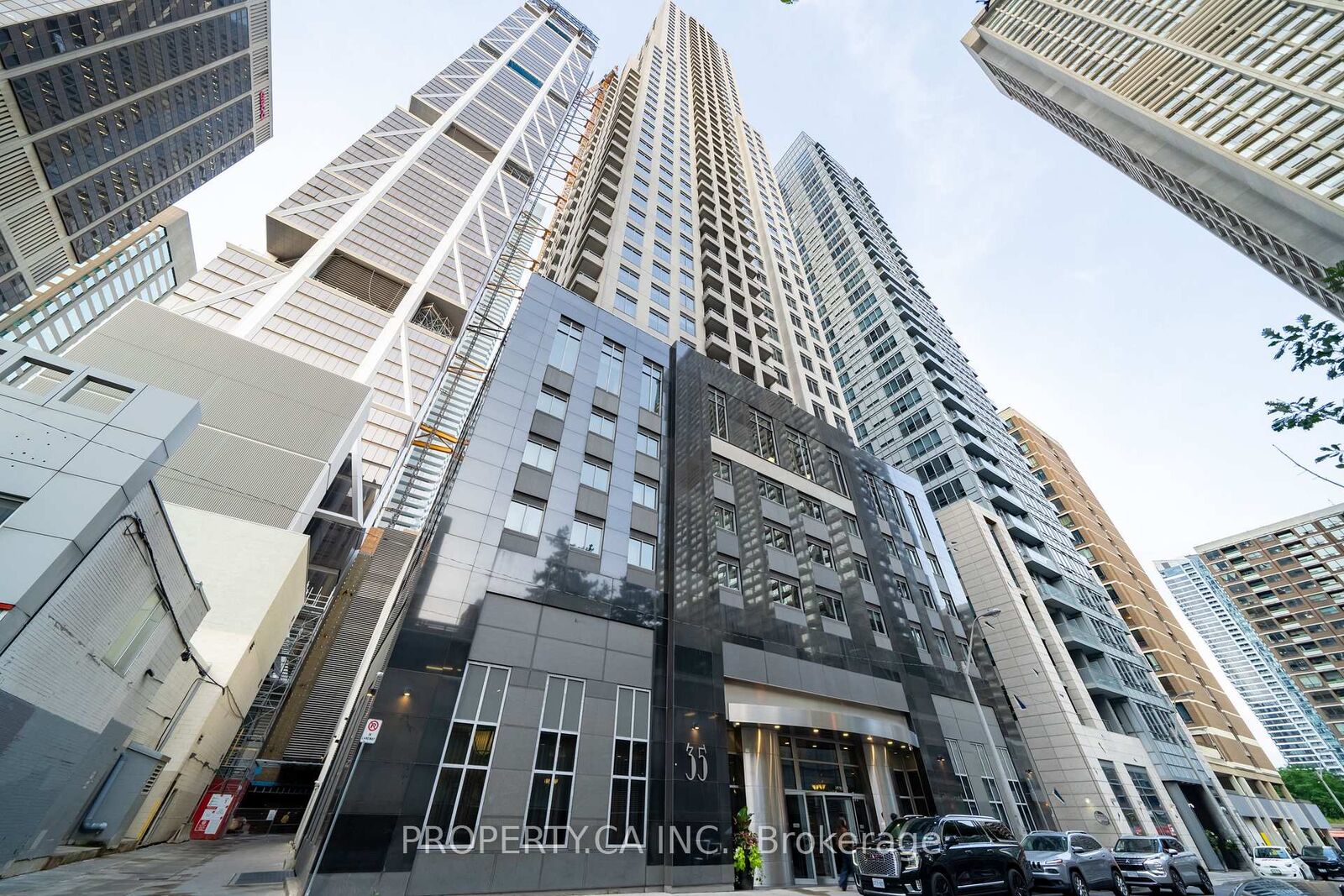 Property Photo:  35 Balmuto Street 1804  ON M4Y 0A3 