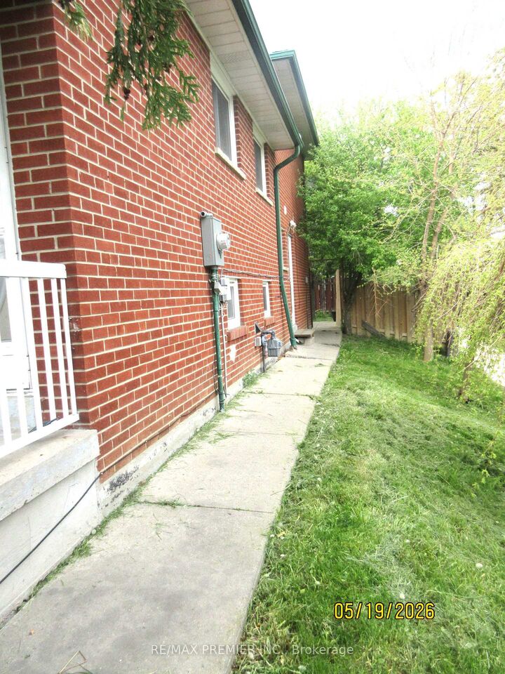 Property Photo:  1 Futura Drive  ON M3N 2L6 