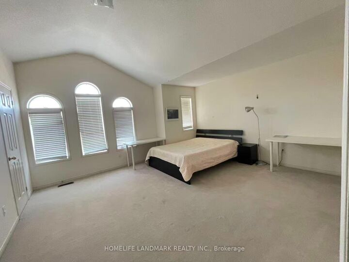 Property Photo:  22 Maffey Crescent Rooms  ON L4S 0A7 
