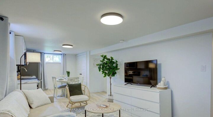 Property Photo:  40 Sophia Street W Lower  ON L4N 1J3 