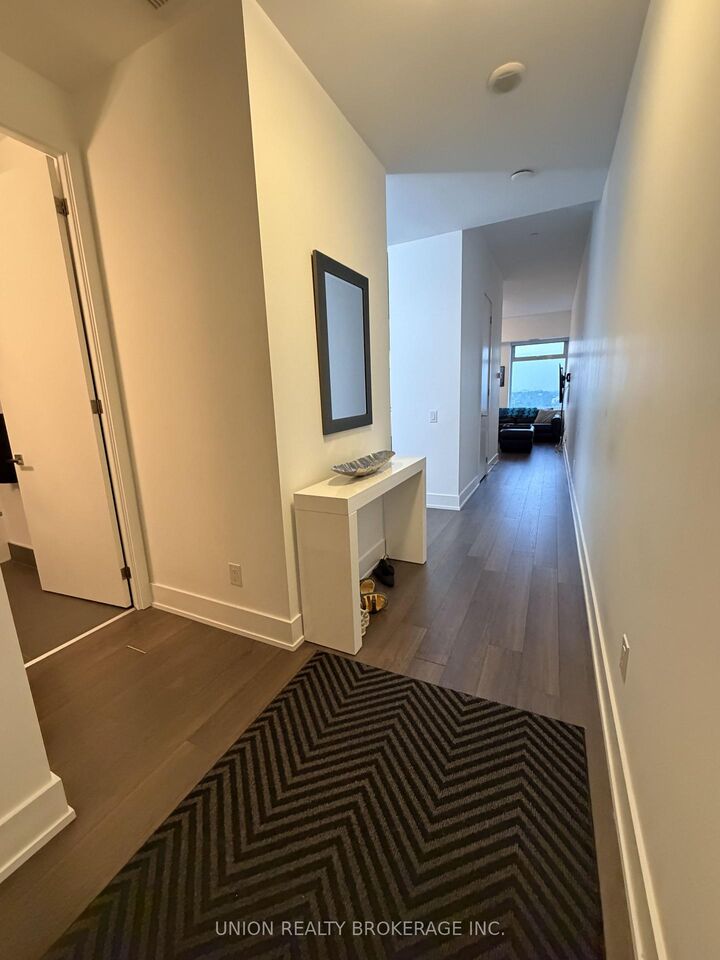 Property Photo:  111 St. Clair Avenue W 1527  ON M4V 1N5 