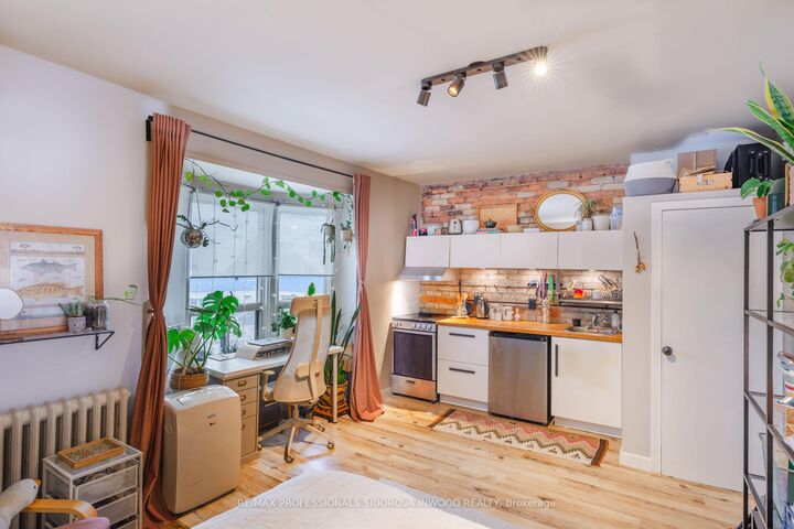 Property Photo:  2088 Dundas Street W  ON M6R 1W9 