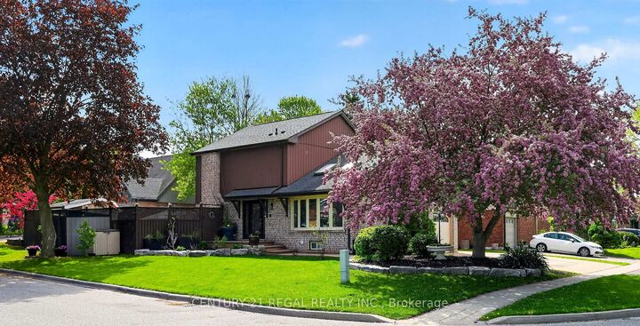 Property Photo:  481 Camelot Drive W  ON L1K 1M5 