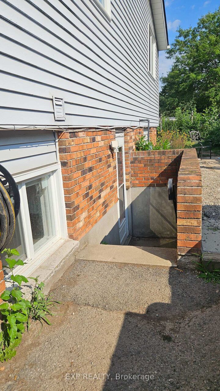 Property Photo:  64 Chapel Hill Crescent Lower  ON L3C 6G9 