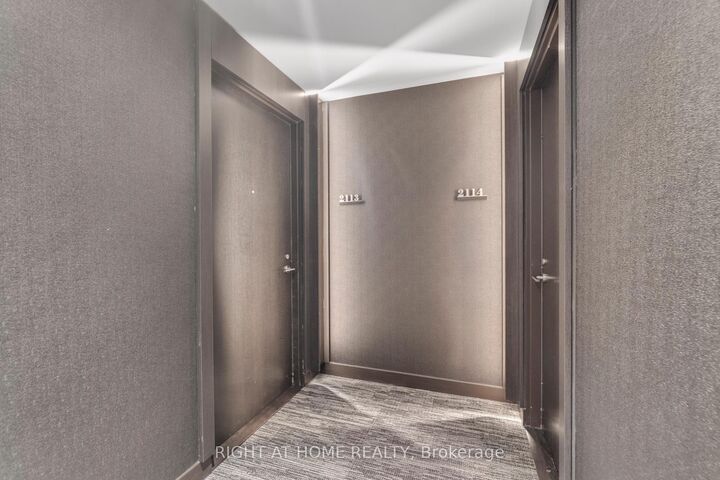 Property Photo:  11 Yorkville Avenue 2113  ON M4W 0B7 