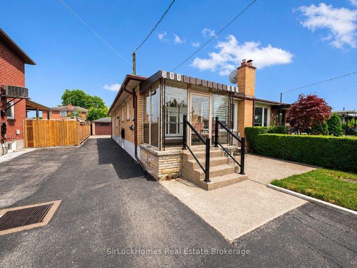 Property Photo:  15 Snowood Court  ON M3N 1E7 
