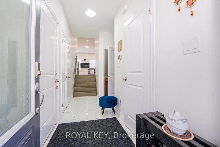 Property Photo:  324 Equestrian Way 39  ON N3E 0C1 