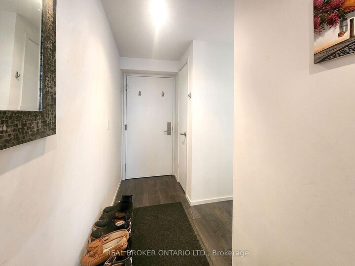 Property Photo:  5 St Joseph Street 2803  ON M4Y 0B6 
