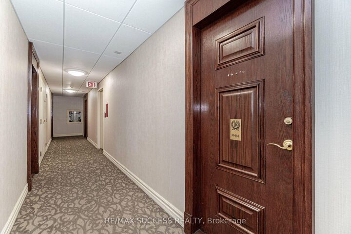 Property Photo:  11 Michael Power Place Ph14  ON M9A 5G3 