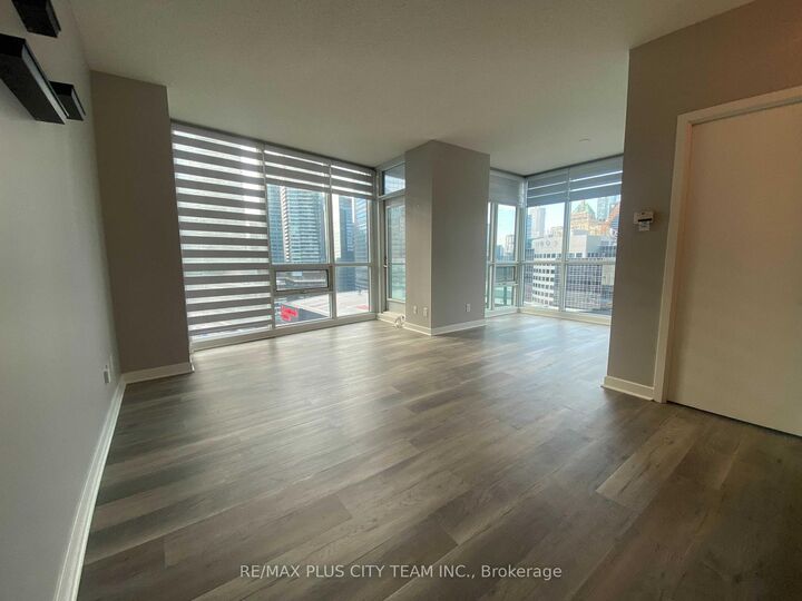 Property Photo:  18 Harbour Street 1802  ON M5E 1Z8 