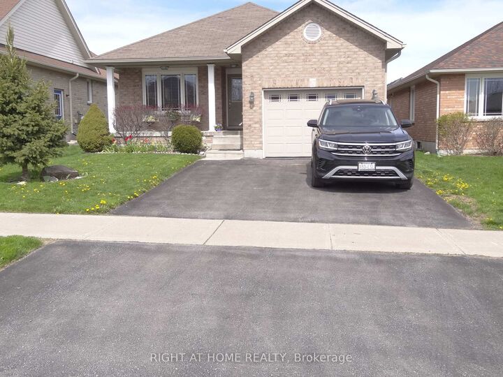 Property Photo:  14 Matchett Crescent  ON K9V 0G8 