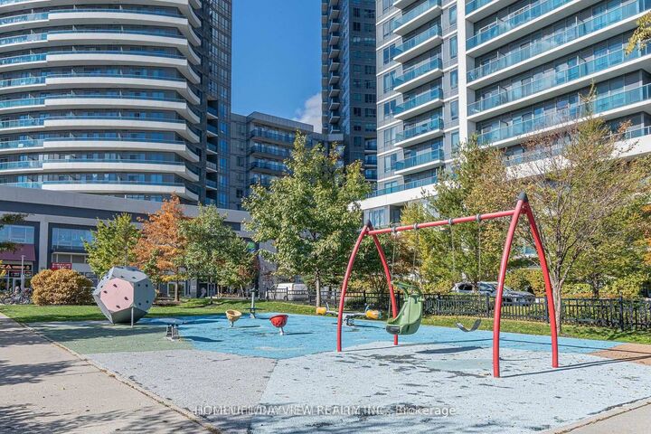 Property Photo:  7167 Yonge Street 1212  ON L3T 0E1 