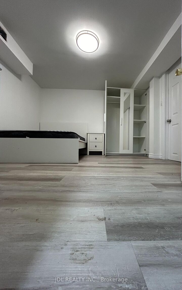 Property Photo:  4 Fitzroy Terr Terrace Master Bedroom Bsmt  ON M5T 2K3 