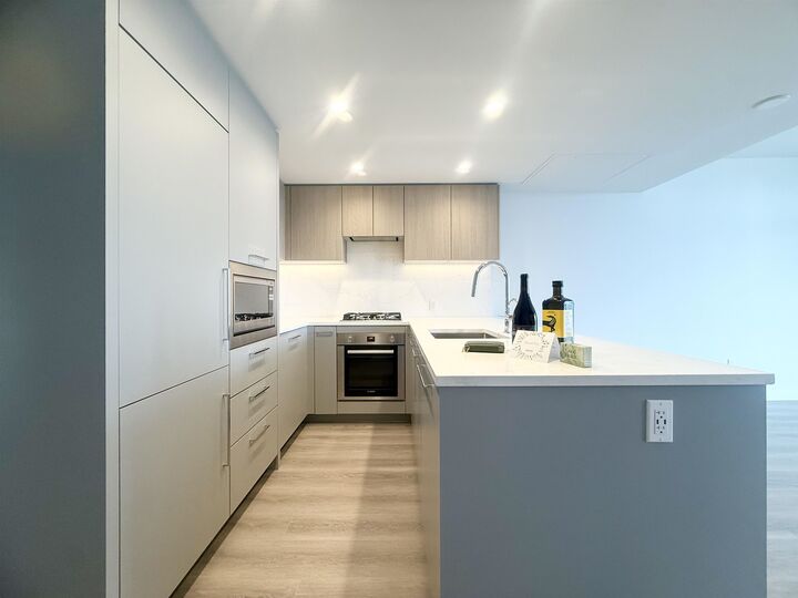 Property Photo: 6608 Sussex Avenue 2505 BC V5H 3C6