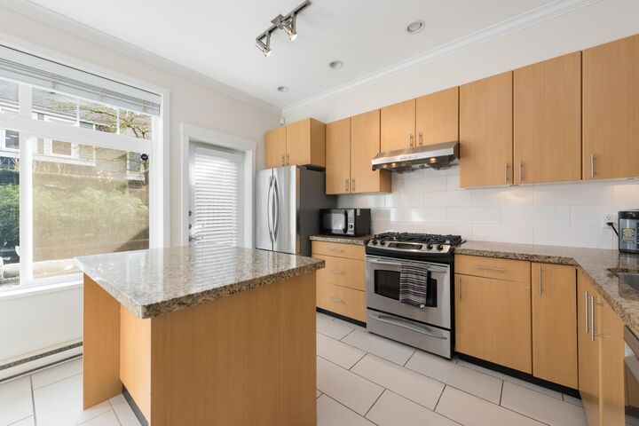 Property Photo:  319 W 59th Avenue  BC V5X 1X3 