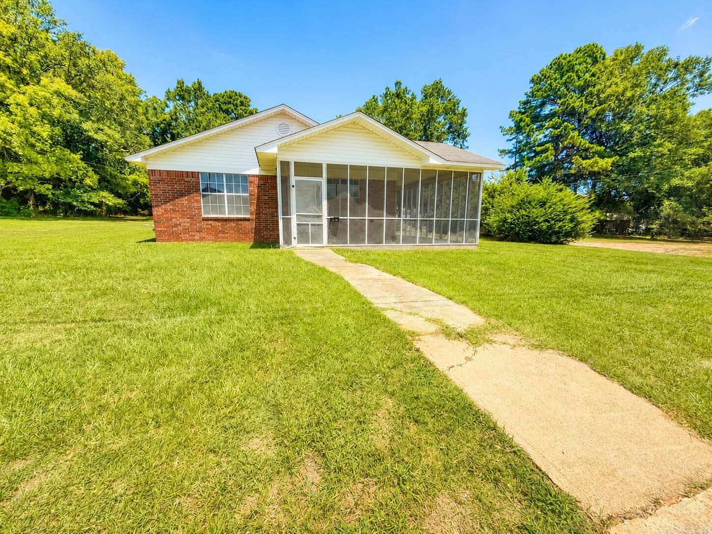 Property Photo:  2000 Pine Street  AR 71923 