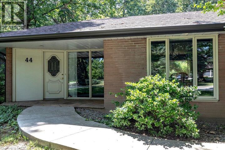 Photo de la propriété:  44 Colquhoun Crescent  ON L9C 4W8 