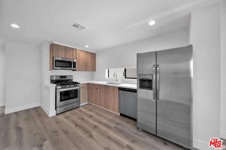 Property Photo: 11520 Emelita St CA 91601