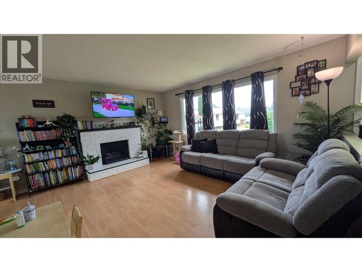 Property Photo:  630 Vedder Crescent  BC V2M 3S9 