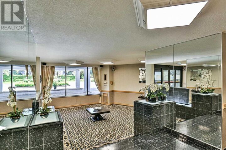 Property Photo:  10 Edgecliffe Golfway 311  ON M3C 3A3 