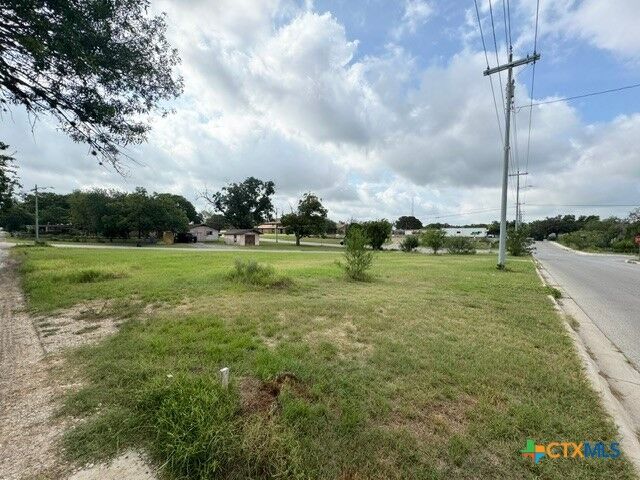 Property Photo:  301 N Heideke Street  TX 78155 