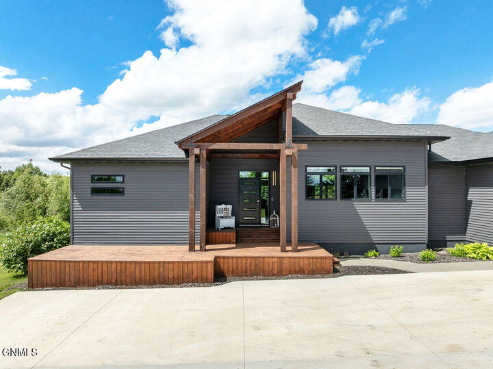 Property Photo:  1007 5th Street SE  ND 58368 