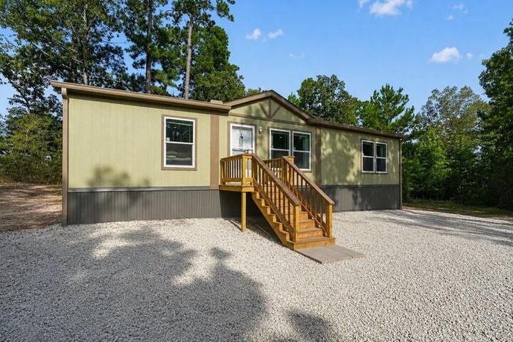 Property Photo:  10 Oakwood Drive  TX 77320 