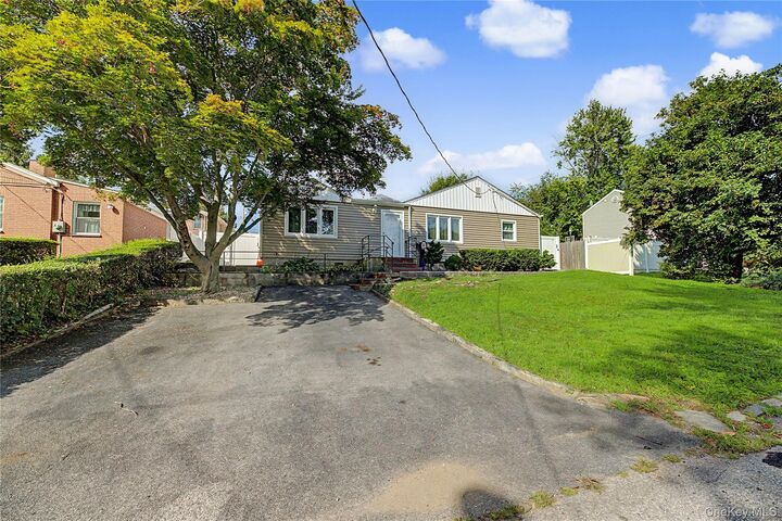 Property Photo:  28 Roundhill Drive  NY 10710 