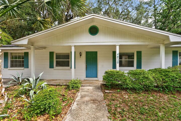Property Photo:  4820 NE 4th Place  FL 32641 
