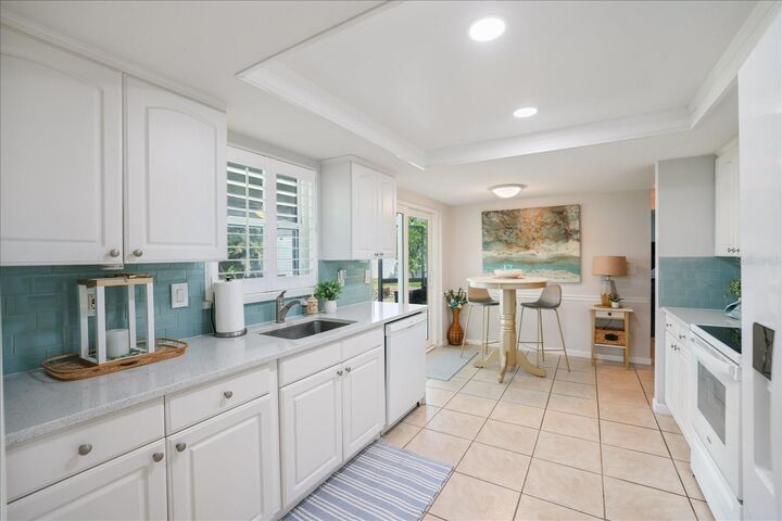 Property Photo:  1330 Cambridge Drive  FL 34293 