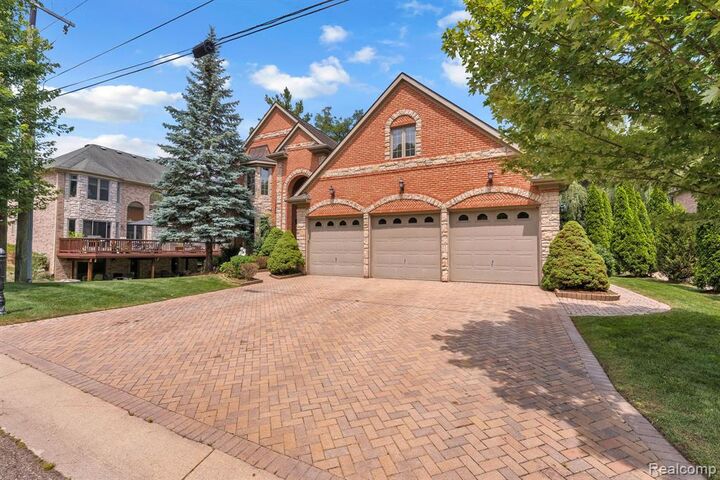Property Photo: 32404 Maria Court MI 48152 4275