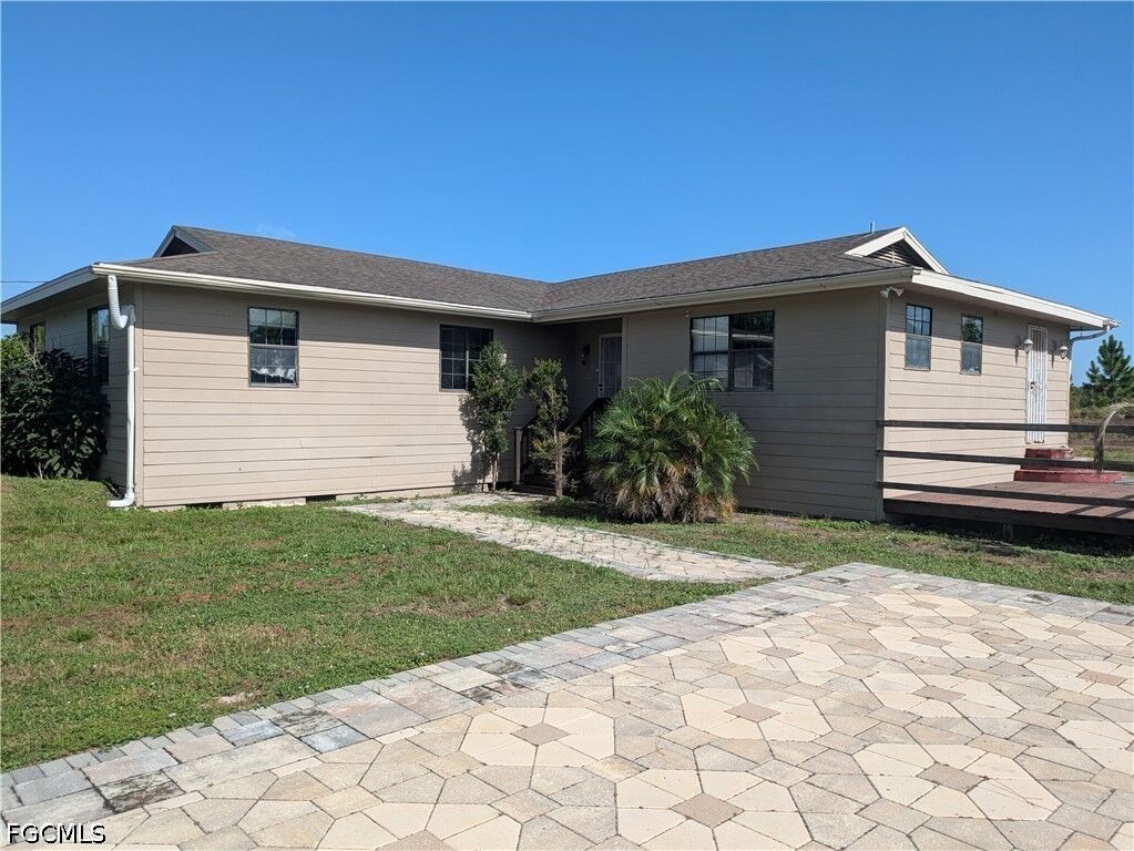 Property Photo:  925 Foxdale Avenue  FL 33974 