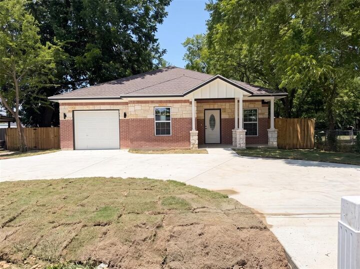 Property Photo:  922 Gibbard Avenue  TX 75169 