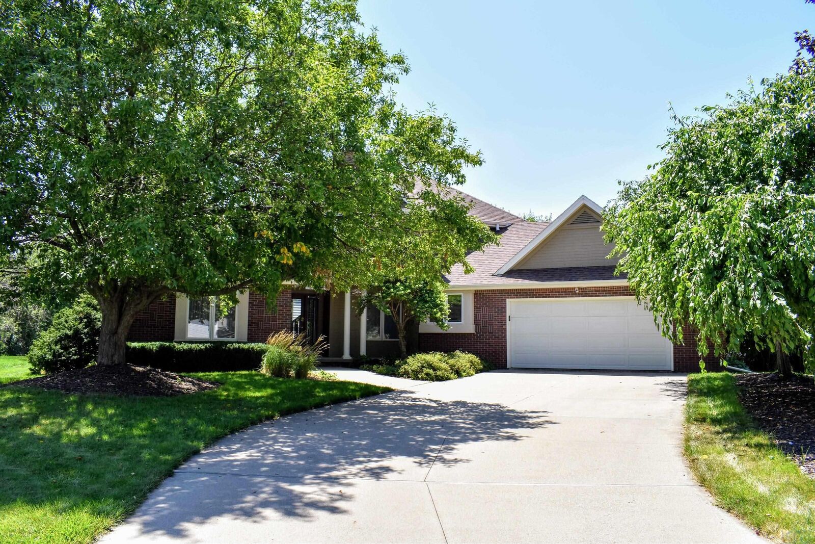 Property Photo: 2921 S Lyons Street IA 51106