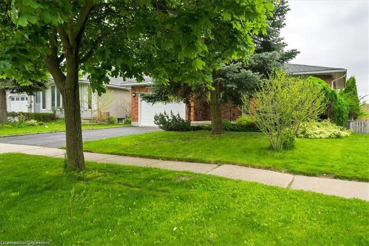 Property Photo:  47 Claycroft Crescent Upper  ON N2N 2R6 