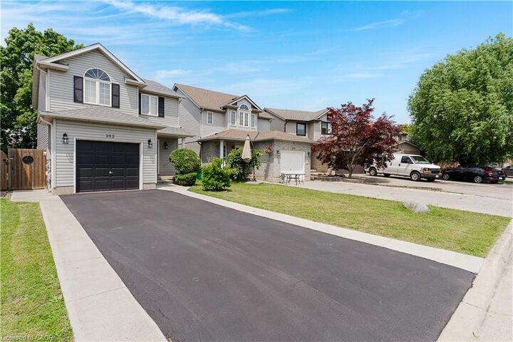 Property Photo:  102 Chateau Crescent  ON N3H 5S3 