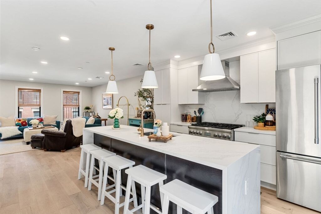 Property Photo:  82 Endicott Street 3  MA 02113 