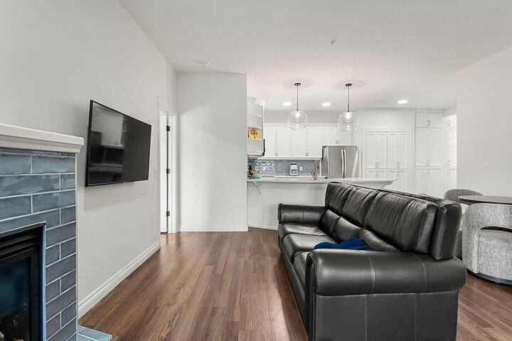 Property Photo:  14 Hemlock Crescent SW 5208  AB T3C 2Z1 