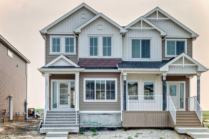 182 Lanark Gate SE — photo 1