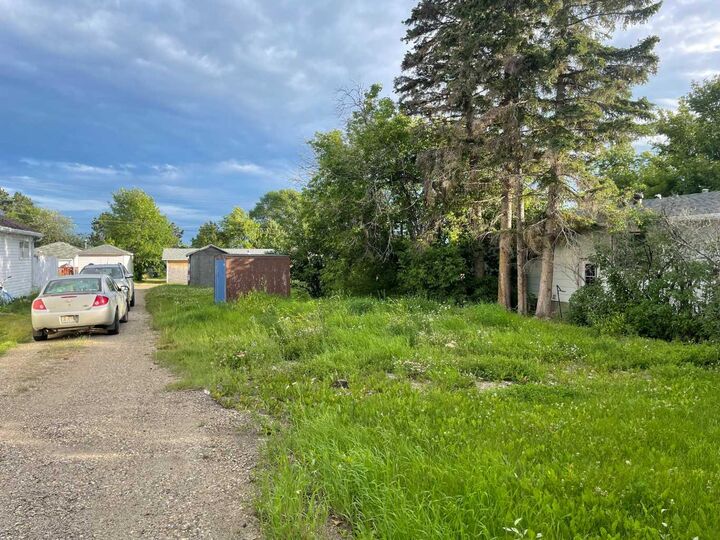 Property Photo: 10817 108 Ave Avenue E AB T0H 1L0