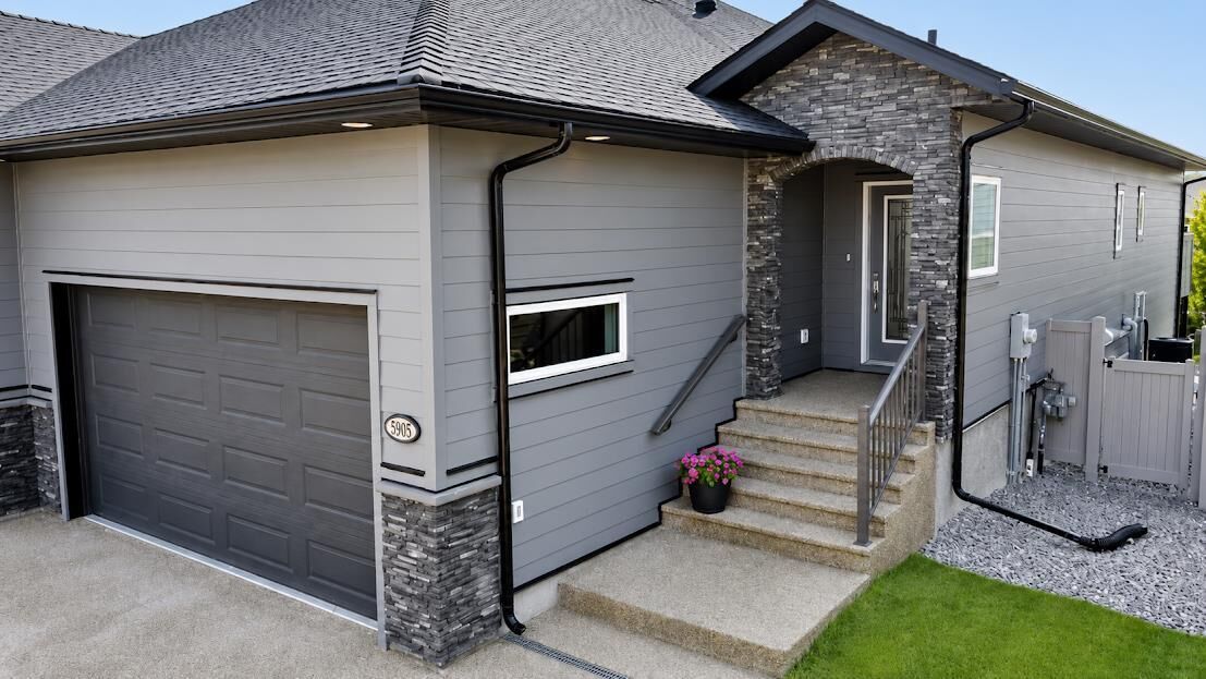 Property Photo:  5905 24 Avenue Close  AB T4V 5J9 