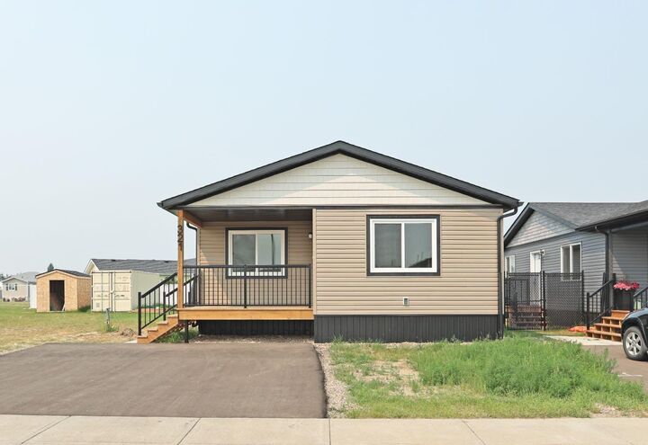 Property Photo:  321 20 Street E  AB T1R 0W9 